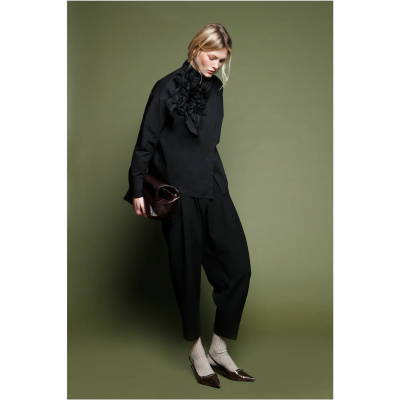 Blouse with collar and flower