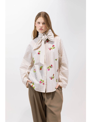 Blouse with embroidered flowers