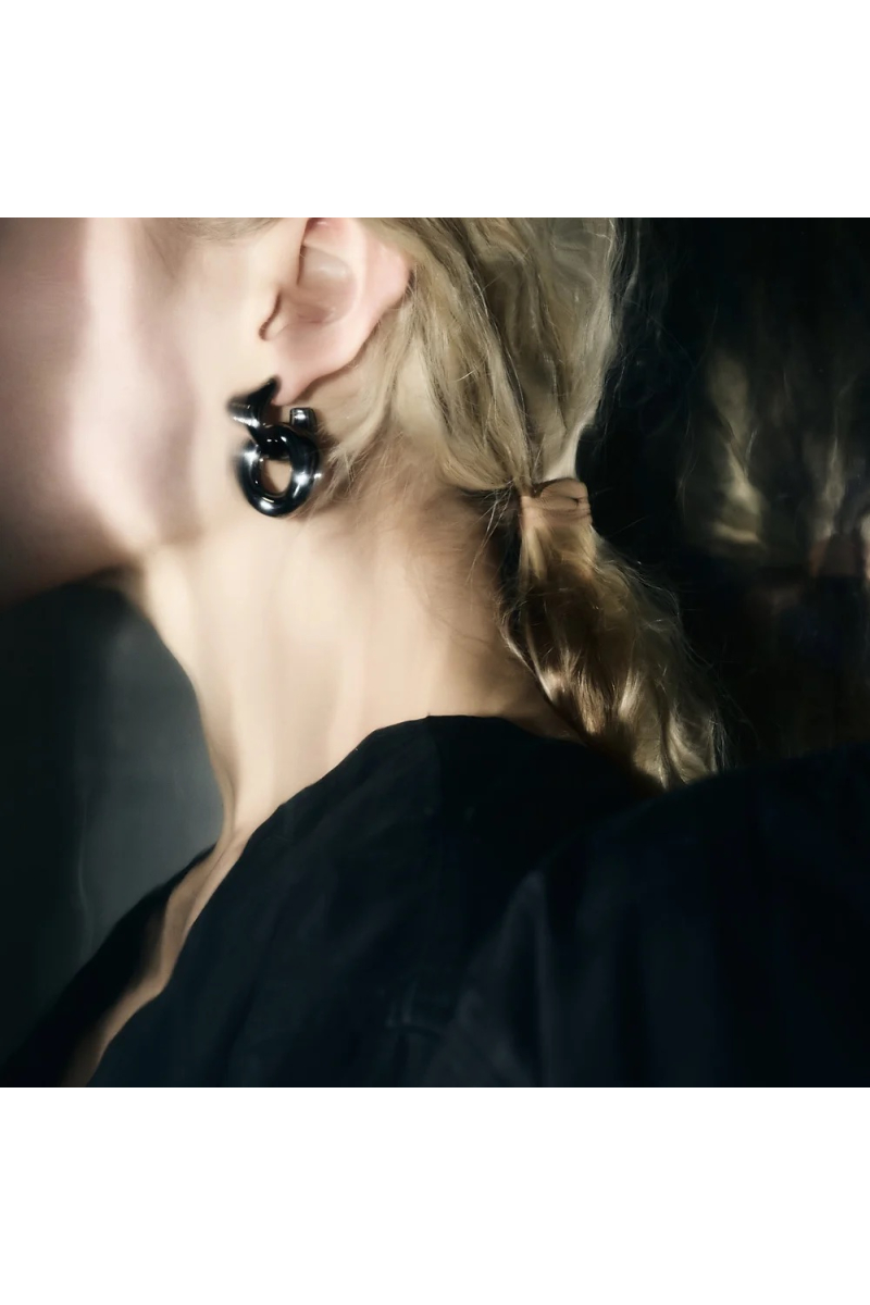 oorbel arc earpost gunmetal van laurence delvallez