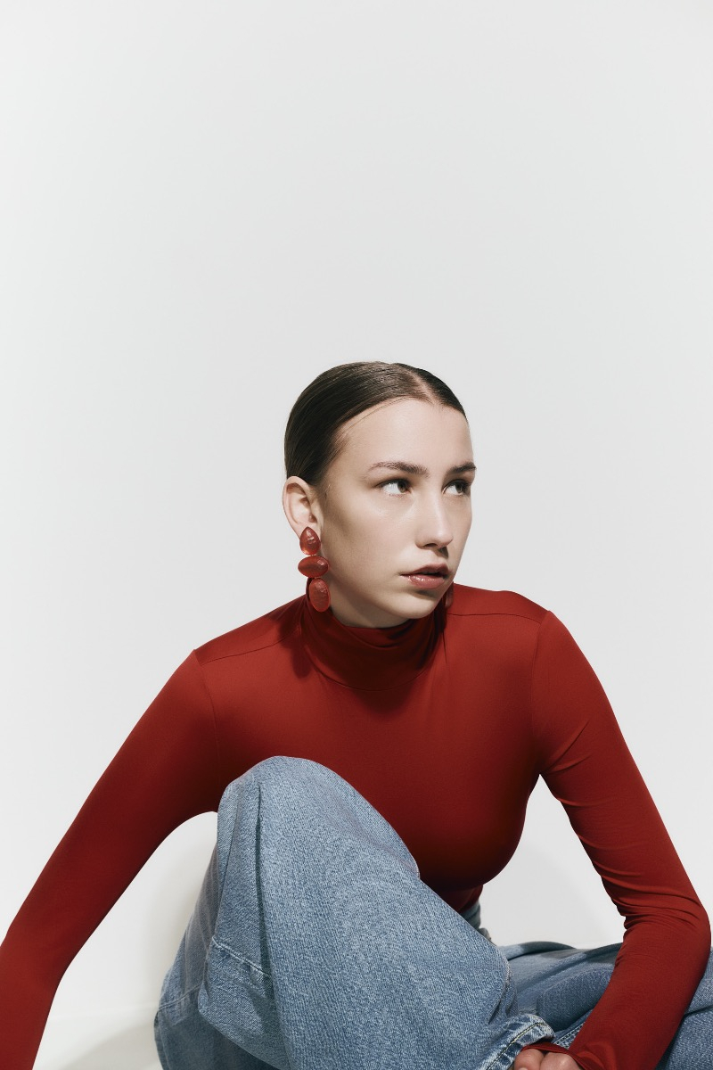 oorbel matte earpost coral van laurence delvallez