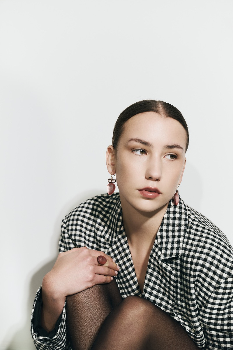 oorbel dawn earhook blush van laurence delvallez