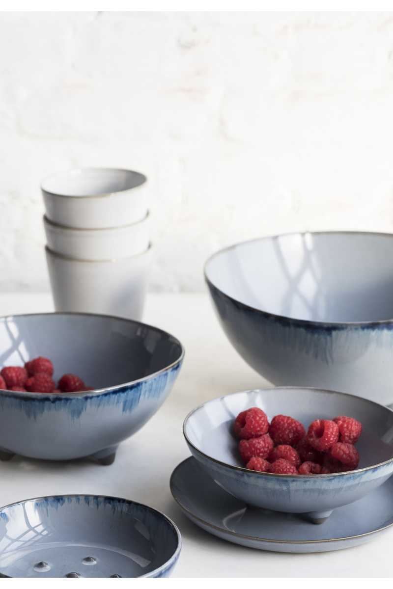 Vergiet met onderbord ecru uit tafelservies ' terres de rêves ' van anita le grelle bij ik koop belgisch conceptstore lesbelges, met mooie selectie aan design, interieur, keramiek, tableware. 