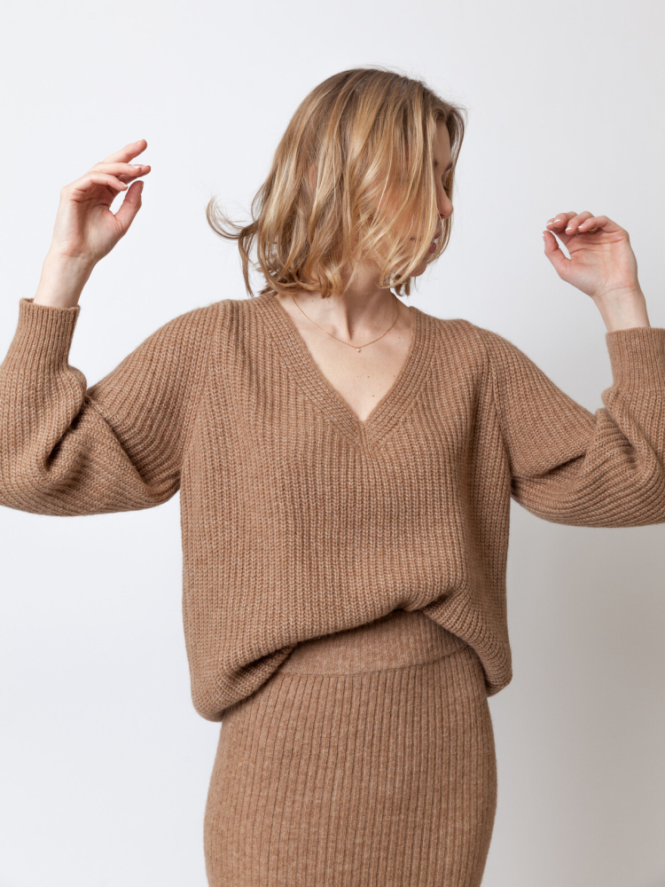 sweater victorious v camel  LN knits