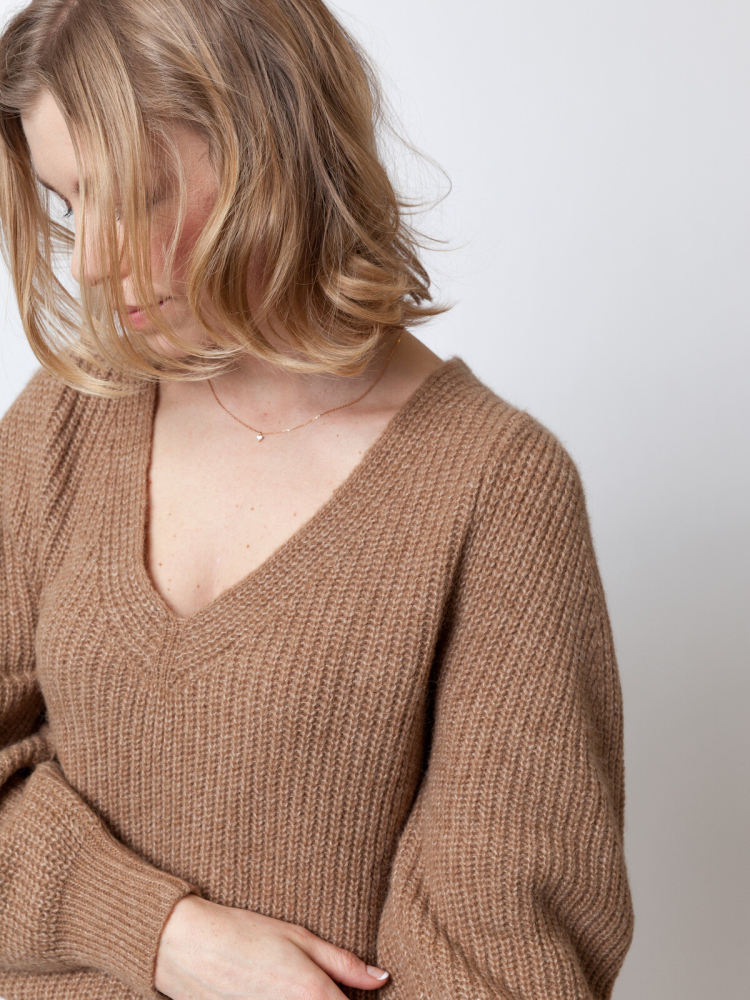 pull victorious v camel  LN knits